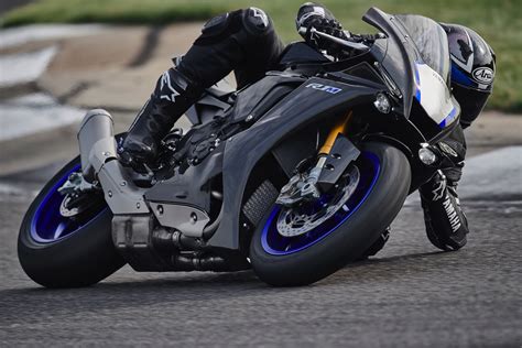 Yamaha yzf r1m is expected to launch in india in october 2021 in the expected price range of ₹ 28,00,000 to ₹ 35,00,000. 2020 Yamaha YZF-R1 and YZF-R1M First Look (13 Fast Facts)