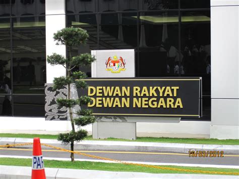 Bununla birlikte, devlet tarafından seçilen senatörlerin çoğunluğunu sağlayan orijinal anayasa, o zamandan beri senatörlerin büyük çoğunluğunu. FightingTortoise: A Visit To Parlimen Malaysia