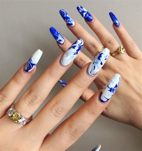 #uñas decoradas #uñas #uñashermosas #diseño de uñas #uñasbellas #uñascortas #manos. Diseños De Uñas Azul Y Blanco - unas decoradas