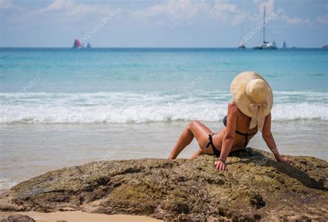 Vacaciones de verano mujer en la playa fotografía de stock netfalls Depositphotos