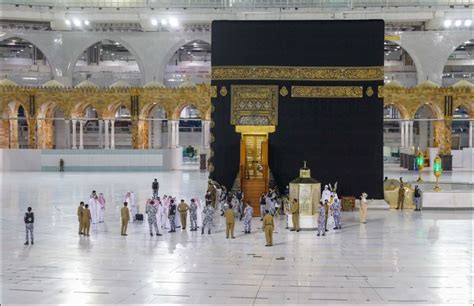 وبيّن المالكي، أن المرحلة الأولى. بدء مراسم غسل الكعبة المشرفة وسط إجراءات احترازية لمنع ...