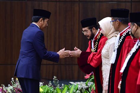 Jokowi Saksikan Pengambilan Sumpah Ketua Mk Lihat Caranya Menyalami