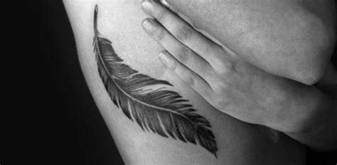 Veertatoeage verandert in vogels met een vleugje kleur. Tattoo (p)inspiratie: veren tatoeages | Fashionlab