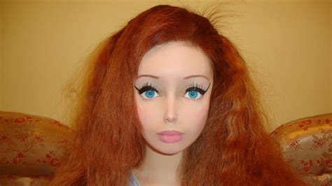 Cette Fille Se Prend Pour Une Poupée Barbie Et La Ressemblance Est