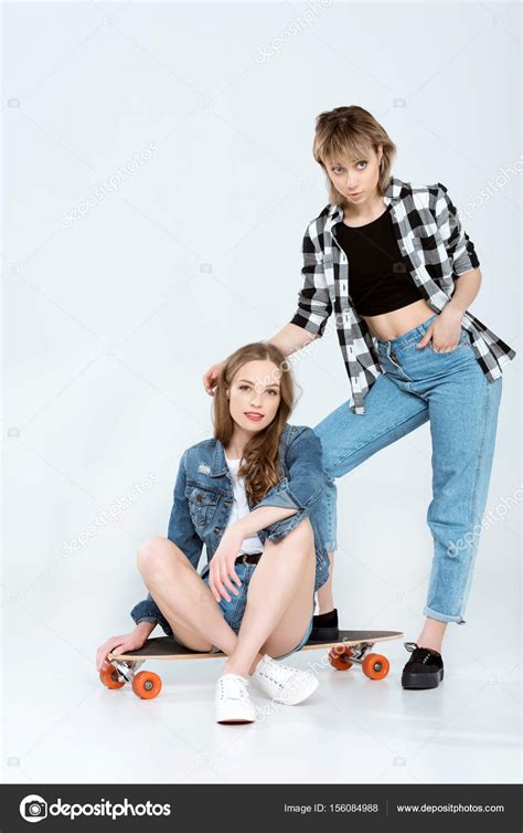 lesbisches paar mit skateboard stockfotografie lizenzfreie fotos © dimabaranow 156084988