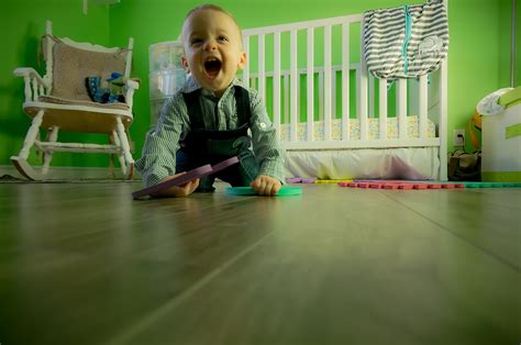 무료 이미지 사람 경기 놀이 소년 아이 귀엽다 녹색 장난감 어린 시절 가족 행복 유아 계략 스크린 샷
