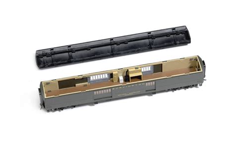 Walthers Ho Scale 70 Foot Heavyweight Baggage Car