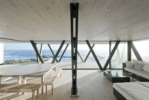 Chile Vacation Home Uses Angled Support Columns To Add To Aesthetics
