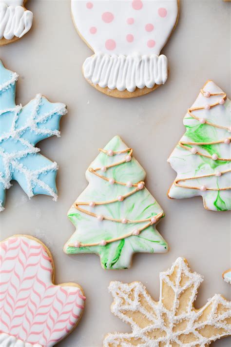 These christmas sugar cookies decorated with royal icing are cutest desserts. How to Decorate Christmas Cookies Video — Style Sweet