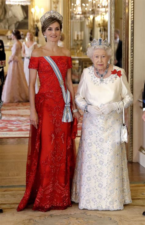 Reina Letizia su colección de vestidos rojos para las grandes