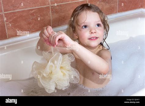 Little girl bath Fotos und Bildmaterial in hoher Auflösung Alamy