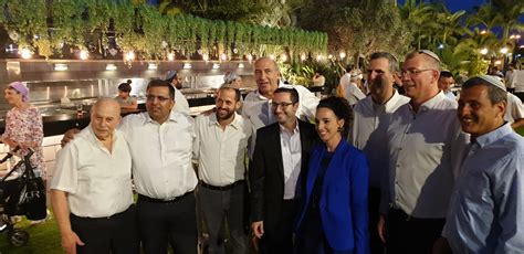 ישבתם איתי יום רביעי אני חוזרת להיות הבת של שולמית לבנת יום רביעי עוד במדור. בנו של הרב רפי פרץ התחתן. צפו בכל המי ומי - סרוגים