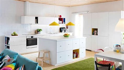 Find out what we have prepared for you this month. Cocina blanca con isla integrada en un salón multifuncional