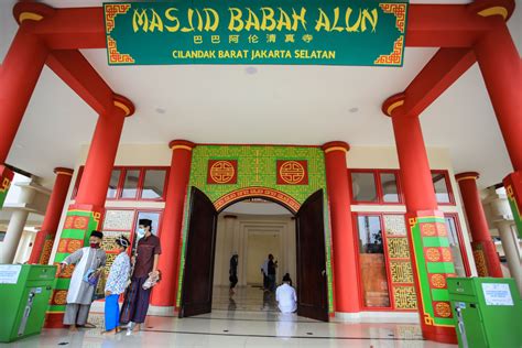 Masjid adalah tempat ibadah umat agama islam yang memiliki arti tempat sujud. Wisata Religi di Masjid Babah Alun Desari - Lontar.id
