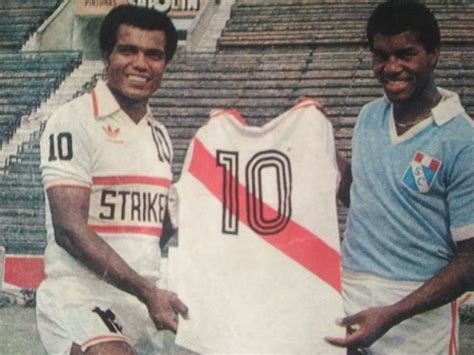 Teófilo Cubillas Y Julio César Uribe Perú 1981 Futbol Peruano Futbol Peruanos