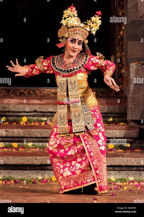 Bali Indonesia October 2015 Balinese Dancers Wearing Traditional