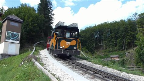 Der wolfgangsee, mit älterem namen auch abersee, ist ein see in österreich.er liegt zum größten teil im nordosten des bundeslandes salzburg, ein kleiner teil gehört zu oberösterreich, und er ist mit 13 km² einer der größten und bekanntesten seen in der region salzkammergut. Schafbergbahn in St. Wolfgang am Wolfgangsee (Österreich ...