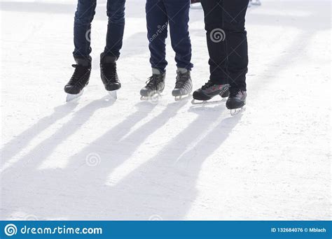 Patinagem No Gelo Dos Povos Na Pista De Gelo Foto De Stock Imagem De
