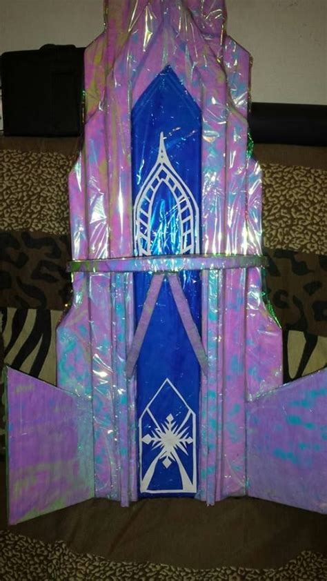 Informação prática faça uma pergunta. castelo de gelo da frozen feito de isopor coberto com ...