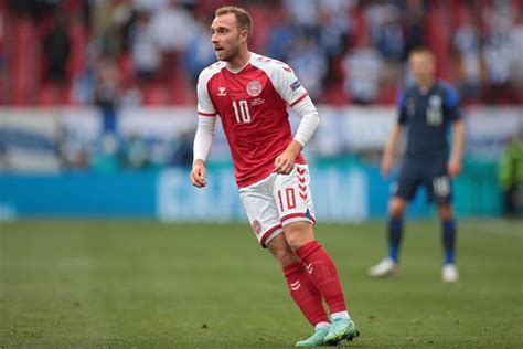 Eriksen was given treatment for about 10 minutes before being carried off on a stretcher. CHRISTIAN ERIKSEN LLEVARÁ IMPLANTADO UN DESFIBRILADOR EN ...