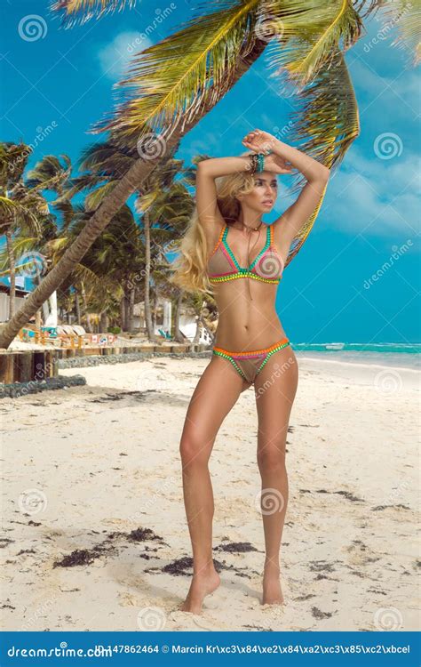 Belle Femme Sexy De Bikini Posant Sur La Plage Des Cara Bes Photo