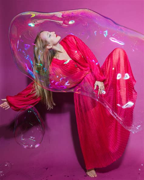 Unique Indoor Creative Photoshoot Ideas With Bubble Photography In