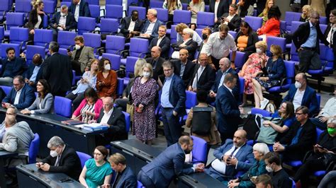 Aktuelle Stunde: Scholz nicht im Bundestag – Union erzwingt