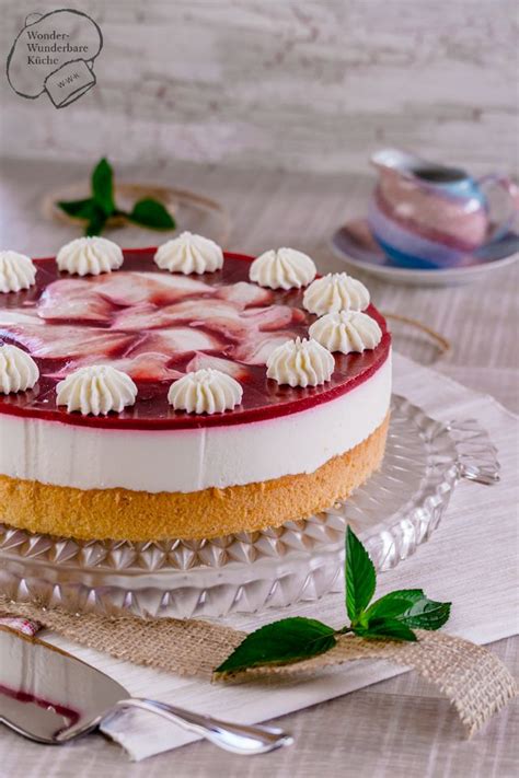 Etwas joghurtcreme auf den boden geben und die frischen beeren darauf verteilen (die erdbeeren habe ich zuvor in kleinere stücke geschnitten, die anderen früchte blieben ganz). Pin auf Kuchen