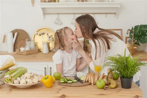 Vrolijke Moeder En Dochter Bereiden Samen Salade Voor In De Keuken En