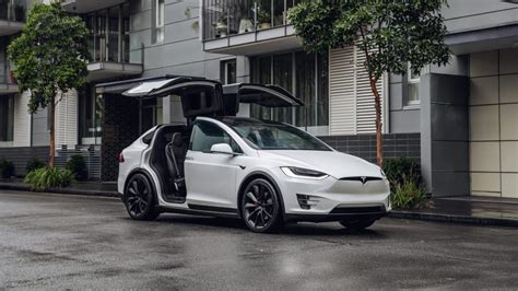Watch A Tesla Model X Drive With Its Falcon Wing Door Open And Smash