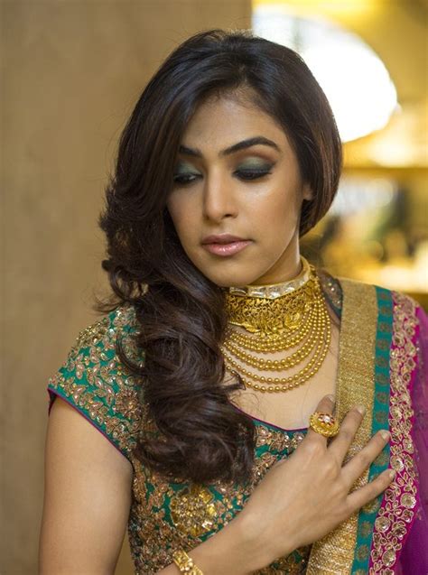 A simple hairstyle doesn't mean uninteresting. Trending Best Hairstyles For Pattu Saree