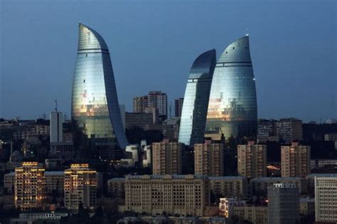 Azerbaijan's government continues to wage a vicious crackdown on critics and dissenting voices. Palco do GP do Azerbaijão, Baku une história e modernidade — Rota de Férias