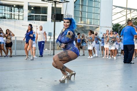 Sabrina Boing Boing Surpreende Com Cabelo Pintado De Azul Em Ensaio De Carnaval Not Cias Bol