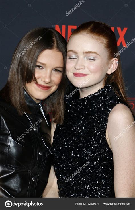 Sadie sink and millie bobby brown pictures. Atrizes Millie Bobby Brown e Sadie Sink — Fotografia de Stock Editorial © PopularImages #172639914