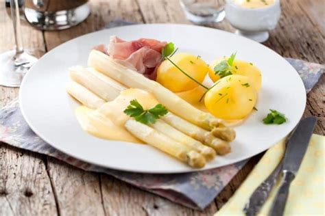 Weißer Spargel mit Kartoffeln Schinken und Sauce Hollandaise