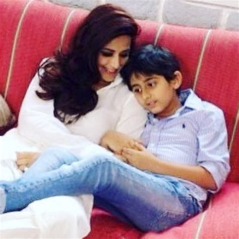 Sonali Bendre With Her Son Ranveer Personal Photos Sonali Bendre Images Wallpapers