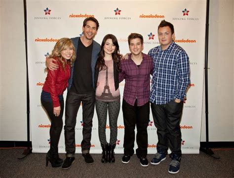 Icarly is upcoming american comedy streaming television series based on the original series of the same name. 'iCarly' Star Reveals What the Reboot Is About, Teases New ...