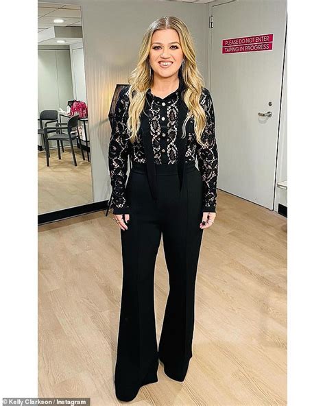 Kelly Clarkson Excitedly Helps Marry A Couple In The Middle Of Her Las