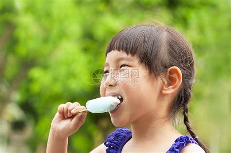 快乐的小女孩在夏天吃冰棒奶油小吃甜点水果喜悦家庭孩子操场棒冰食物高清图片下载 正版图片322176740 摄图网