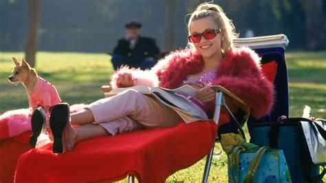 the 7 best outfits elle woods wears in legally blonde allure