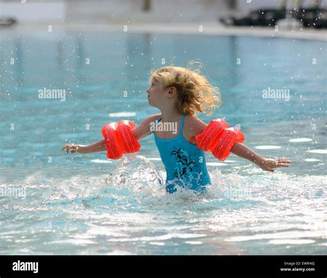 Happy Cute Little Girl Swimming Fotografías E Imágenes De Alta