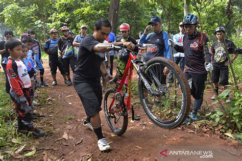 Pentingnya Posisi Tangan Bersepeda Demi Cegah Cyclists Palsy