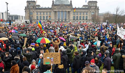 عشرات الآلاف يتظاهرون ضد اليمين المتطرف في برلين