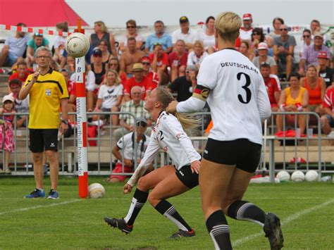 Um den kalender mit einem anderen kalenderprogramm zu nutzen, abonnieren sie bitte die folgende url mit ihrem. 3:0 gegen Österreich: Auch Deutschlands Frauen holen den ...