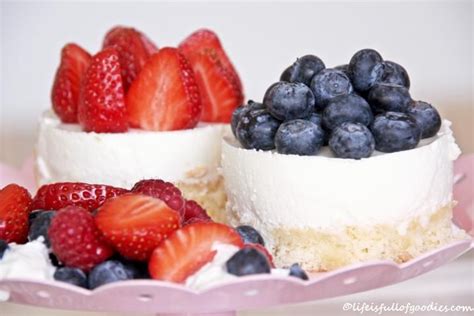 Holunderblüten Joghurt Mousse Törtchen mit Beeren