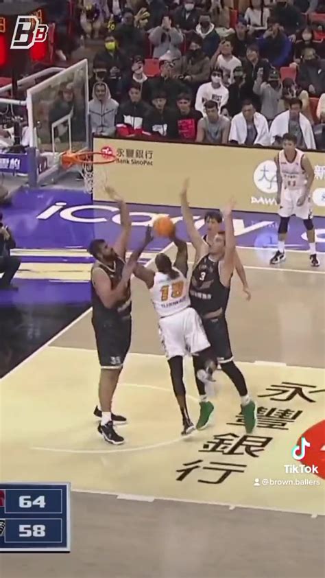Former Nba Star Dwight Howard Battles The 7ft 5 Giant In The Taiwanese