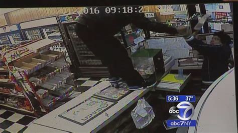Video Store Clerk Uses Knife To Fight Off Robber In Wild Confrontation Abc7 New York