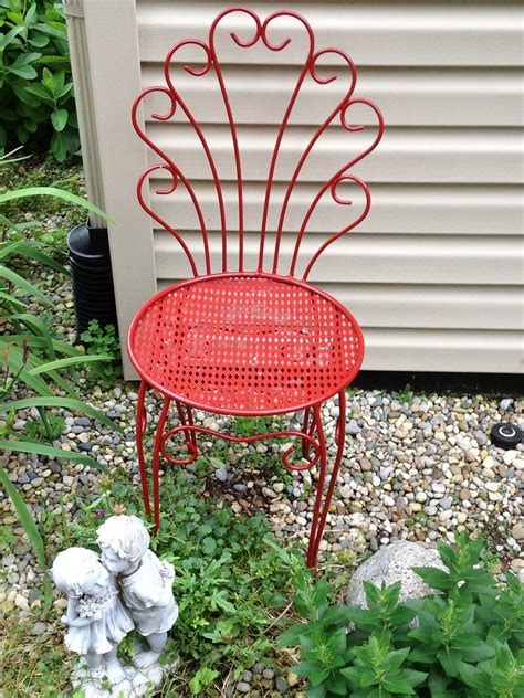 An iconic chair with a plywood shell, in wood veneered (natural or lacquered). Spray paint is amazing!!! Lol. Metal chair from barn ...