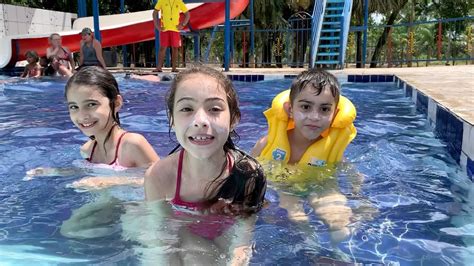 Dia De Diversão No Parque Aquático Brincadeiras Na Piscina Toboágua