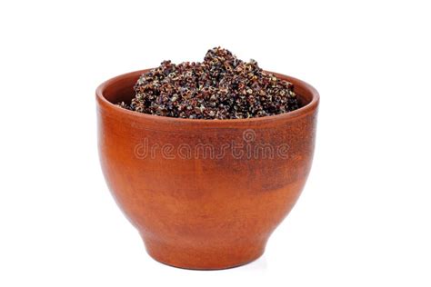 Quinoa Preta Cozida Em Tigela De Barro Isolada Num Branco Imagem De